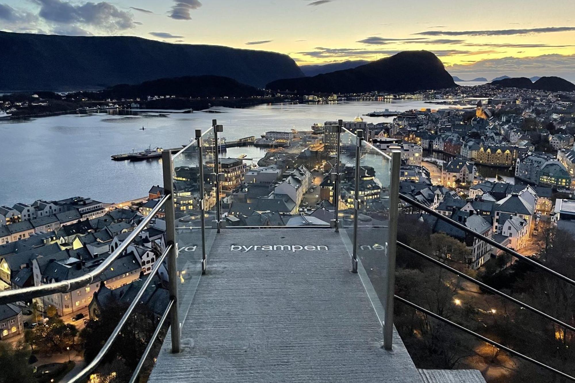 Two-Bedroom City Apartment With Fire Place, Free Parking And Fjordview Terrace - Calm And Central Ålesund Exteriér fotografie
